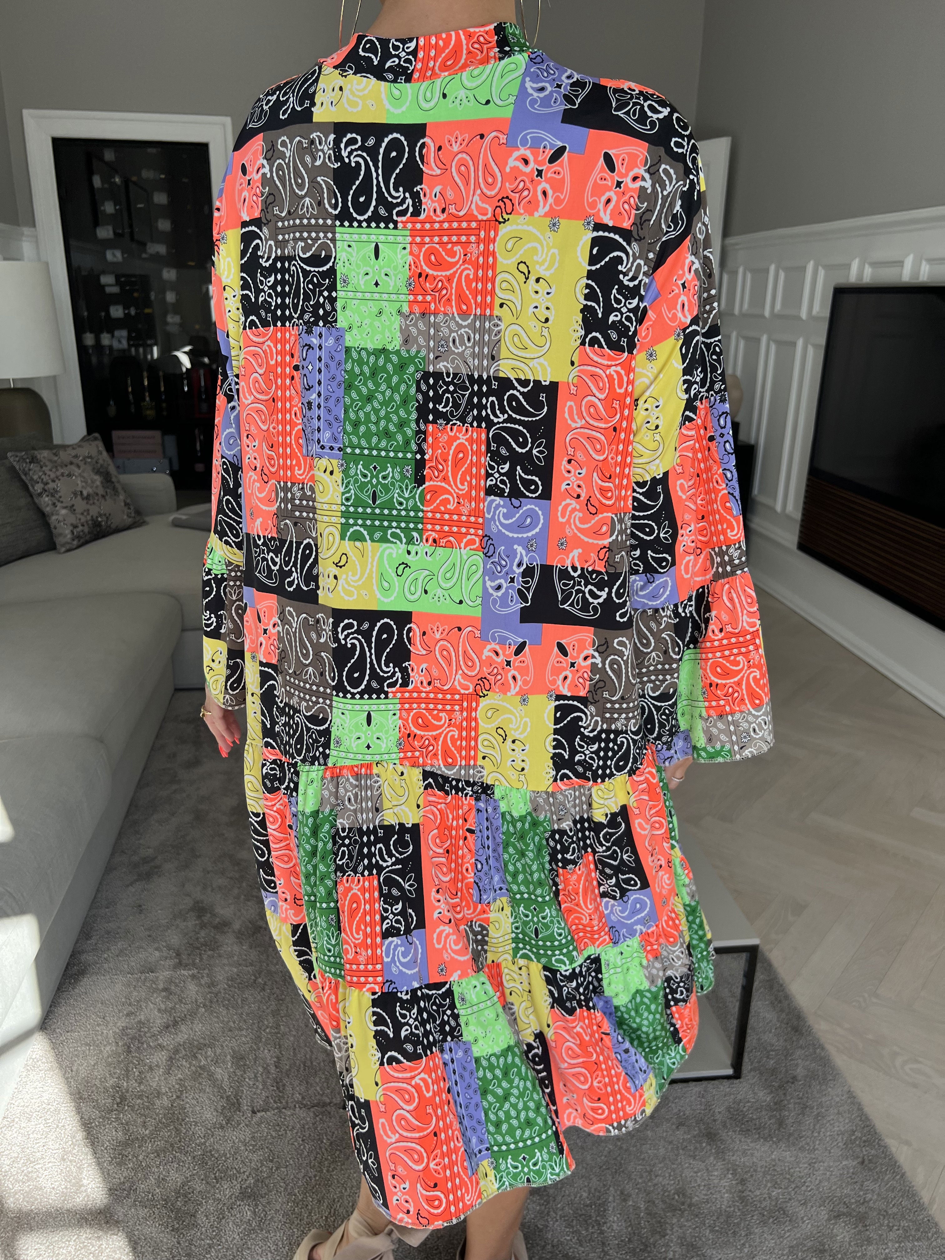 Pauline Paisley - Klänning med v-ringning och liten volangkjol